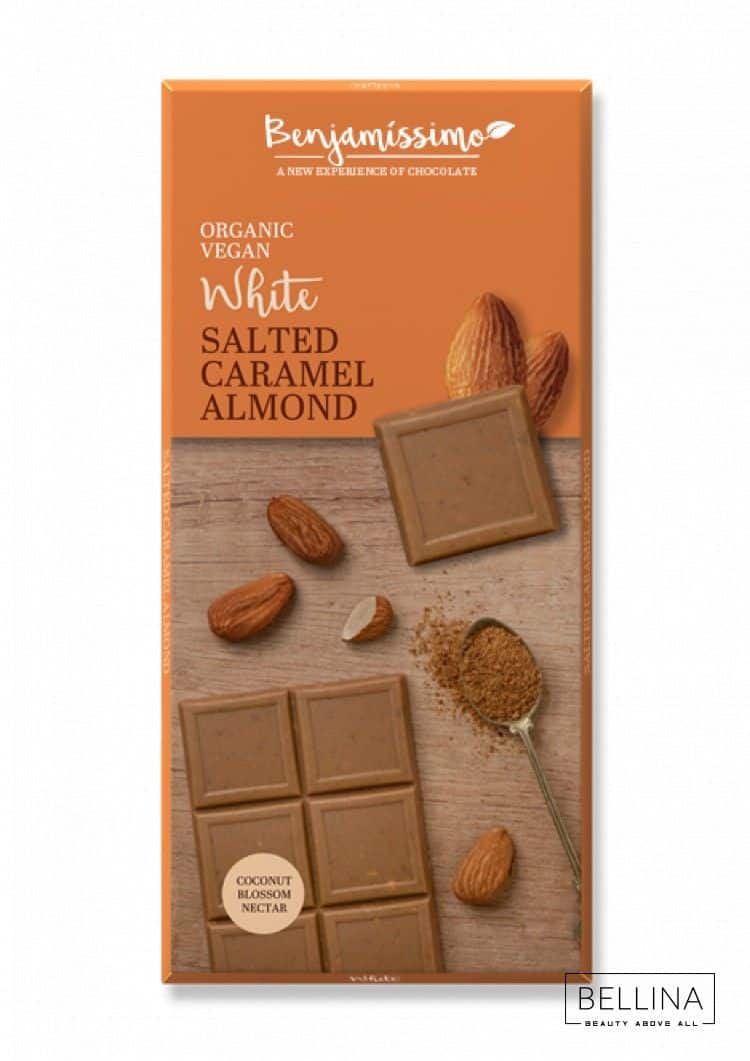 Органско безглутенско бело чоколадо со солена карамела и бадеми - 60 гр.